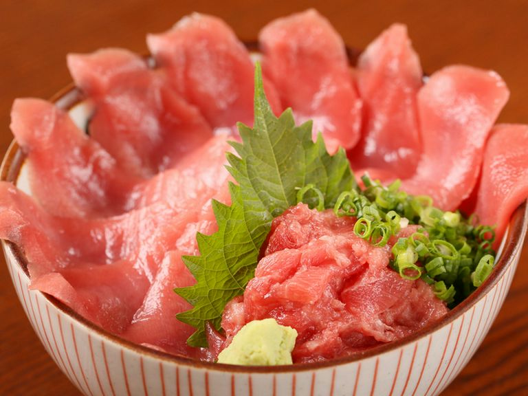 ご飯が見えない圧巻のボリュームを誇る『本マグロ鉄火丼』