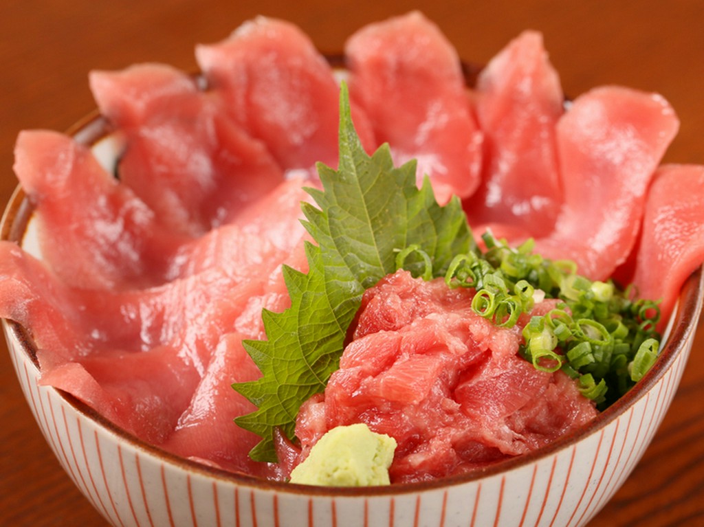 ご飯が見えない圧巻のボリュームを誇る『本マグロ鉄火丼』