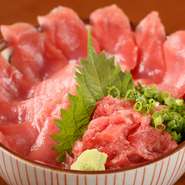 流通量が少ない「生」のものや、中トロに近い赤身など、質の高い本マグロだけにこだわった贅沢な丼です。クオリティーはもちろん、ボリュームも満点。一杯でしっかりとお腹も心も満たされるメニューです。
