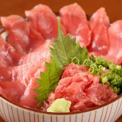 ご飯が見えない圧巻のボリュームを誇る『本マグロ鉄火丼』
