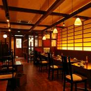 店内に張り巡らされた木々の格子の数々。個室感覚で楽しめる窓際スペースや、広々と寛げるベンチシートのスペースなど。様々な空間がお楽しみ頂けます。