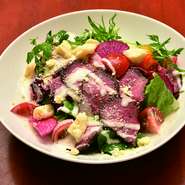 柔らかいローストビーフと、シーザードレッシングと抜群に相性の良いロメインレタスのサラダです。