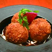 ナシゴレン風に味付けしたご飯にたっぷりチーズを合わせました。デミグラスソースとの相性抜群です。