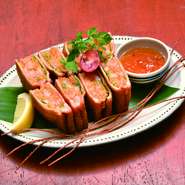 海老のペーストをパンに挟んで揚げました。ビールのお供にどうぞ。