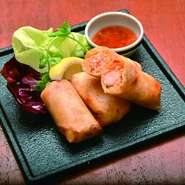 帆立とドライトマト、竹の子を春巻きの皮で包みました。とろーりチーズが食欲をそそる一品です。