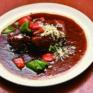 大きな角煮が丸ごと入った酢豚です。ボリューム満点の一品です。