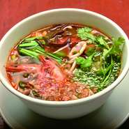 海老、いか、あさりとたっぷりの野菜が入った辛くて酸っぱいスープです。