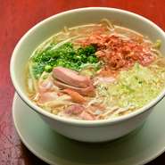 ベトナムの代表的な汁麺です。
辛みはチリソースをお入れください。