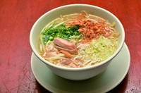 ベトナムの代表的な汁麺です。
辛みはチリソースをお入れください。