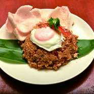 インドネシアの代表的な焼飯です。えびせんにのせてお召し上がりください。