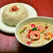 青唐辛子のスパイシーな辛さとココナッツミルクのまろやかなコクと甘みがご飯によく合います。