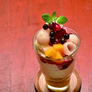 マンゴーやライチなどトロピカルフルーツをふんだんに使用した見た目華やかなフルーツパフェです。