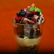 相性抜群のMixベリーと濃厚チョコレートを使用したスイーツ好きには外せないパフェです。