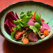 タイのヤムヌアは激辛ですが当店では食べやすいようにピリ辛に調整しております。柔らかい牛肉と野菜のマリネを爽やかなライムの香りでお楽しみください。