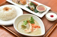 ★プリプリ海老のグリーンカレー★ご飯★前菜の盛り合わせ★ミニデザート　＊大きな海老の入ったグリーンカレー。ご飯の大盛サービス！