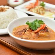 ★グリルチキンの入ったレッドカレー★ご飯★前菜の盛り合わせ★ミニデザート　＊グリルチキンの入ったレッドカレー。ご飯の大盛サービス！