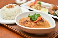 ★グリルチキンの入ったレッドカレー★ご飯★前菜の盛り合わせ★ミニデザート　＊グリルチキンの入ったレッドカレー。ご飯の大盛サービス！
