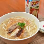 ★グリルチキンのフォー★ミニデザート★ジュース
＊お子様にミニフォーをご用意しました。熱くなっておりますのでお気を付けください。