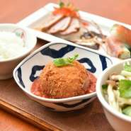 ★日替わりおかず★前菜盛り合わせ2種★日替わりミニフォー★ご飯★ミニデザート　＊大人気の日替わりランチ！日本人の味覚に合わせた味付けにしておりますので安心してご注文ください。