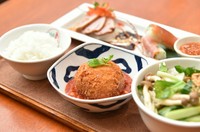 ★日替わりおかず★前菜盛り合わせ2種★日替わりミニフォー★ご飯★ミニデザート　＊大人気の日替わりランチ！日本人の味覚に合わせた味付けにしておりますので安心してご注文ください。