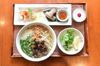 ★牛すじのフォー★前菜盛り合わせ2種★薬味（パクチー、レモン）★ミニデザート　＊柔らかい牛すじが入ったフォーです。