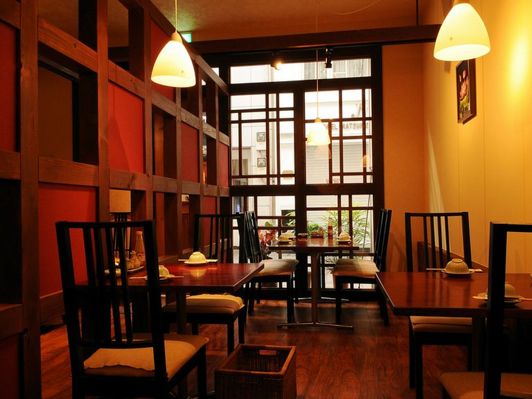 木の温もりを感じる店内で、ゆっくりとお寛ぎ下さい