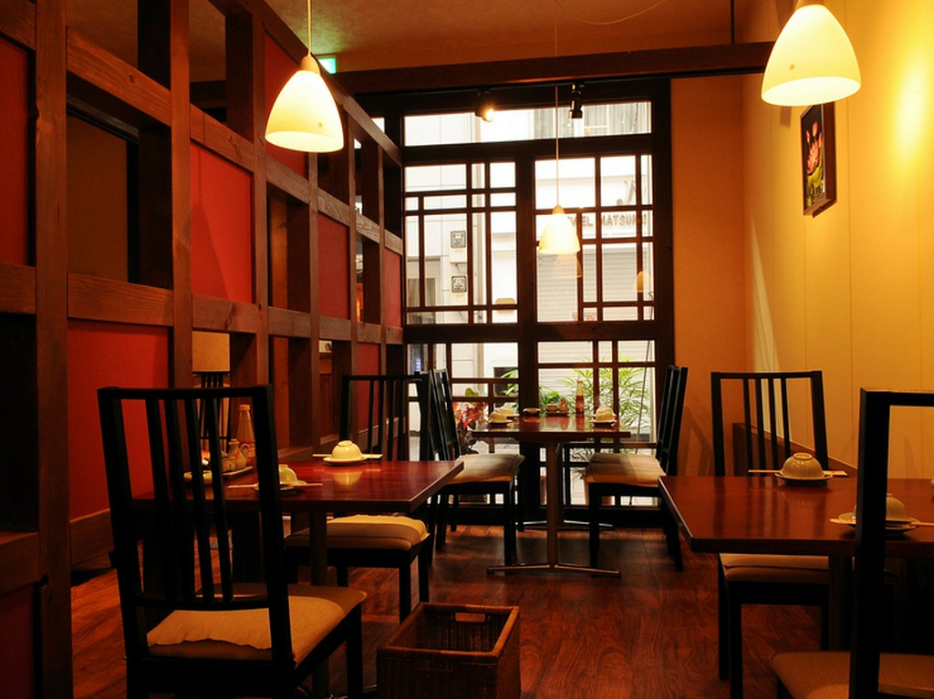 木の温もりを感じる店内で、ゆっくりとお寛ぎ下さい