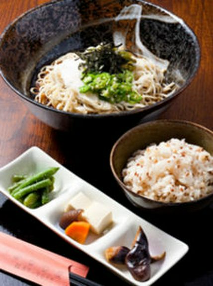 蕎麦ごはん・ミニ惣菜付きの定食（１日限定20食）
