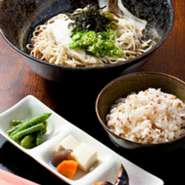 蕎麦ごはん・ミニ惣菜付きの定食（１日限定20食）