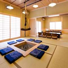 囲炉裏の間/堀ごたつ式テーブルの座敷あります。