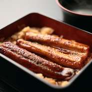 焼き方にこだわり肉汁をとじこめた穴子を、焼いた頭で出汁をとったタレで味付け。志みずで人気の魚の南蛮漬け付き。