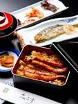 その日によって料理内容が変わる旬の美味いもんにこだわり、穴重がついたコース（8品）