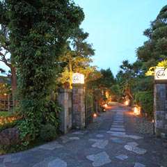 水郷の町・佐原にて、800坪の日本庭園と四季の創作料理ご提供。