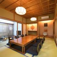 大切な人と過ごすひとときにふさわしい、完全個室をご用意。
庭園を望む落ち着いた空間で、季節の移ろいを感じながら味わう創作フレンチ。
周囲を気にせず、ゆったりとした時間をお楽しみいただけます。