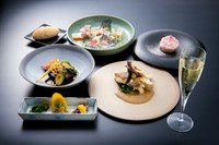 お好みでメイン料理が選べる気軽なフレンチコース

・和前菜
・洋前菜
・中彩
・メイン料理
肉料理 or 魚料理 より選択
・デザート
・珈琲 or 紅茶

※時期や食材状況より提供内容が変更になる場合がございます。