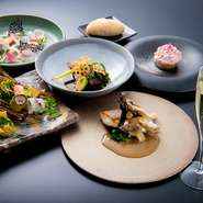 フレンチに和の彩りを添えた優雅なコース

・和前菜
・洋前菜
・中彩
・魚料理
・肉料理
・デザート
・珈琲 or 紅茶

※時期や食材状況より提供内容が変更になる場合がございます。