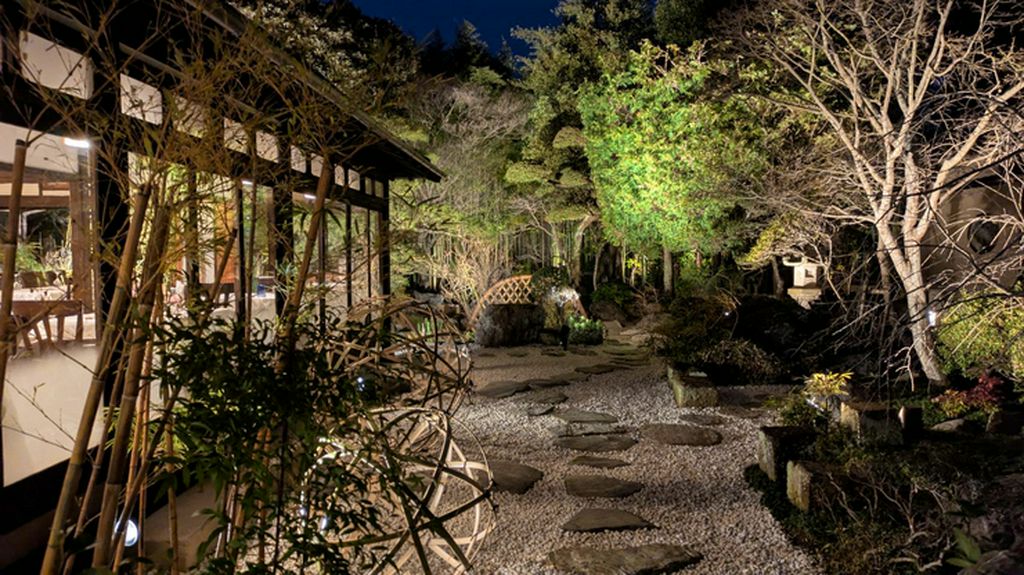 四季折々に表情を変える庭園を眺めながらの楽しいお食事を…。