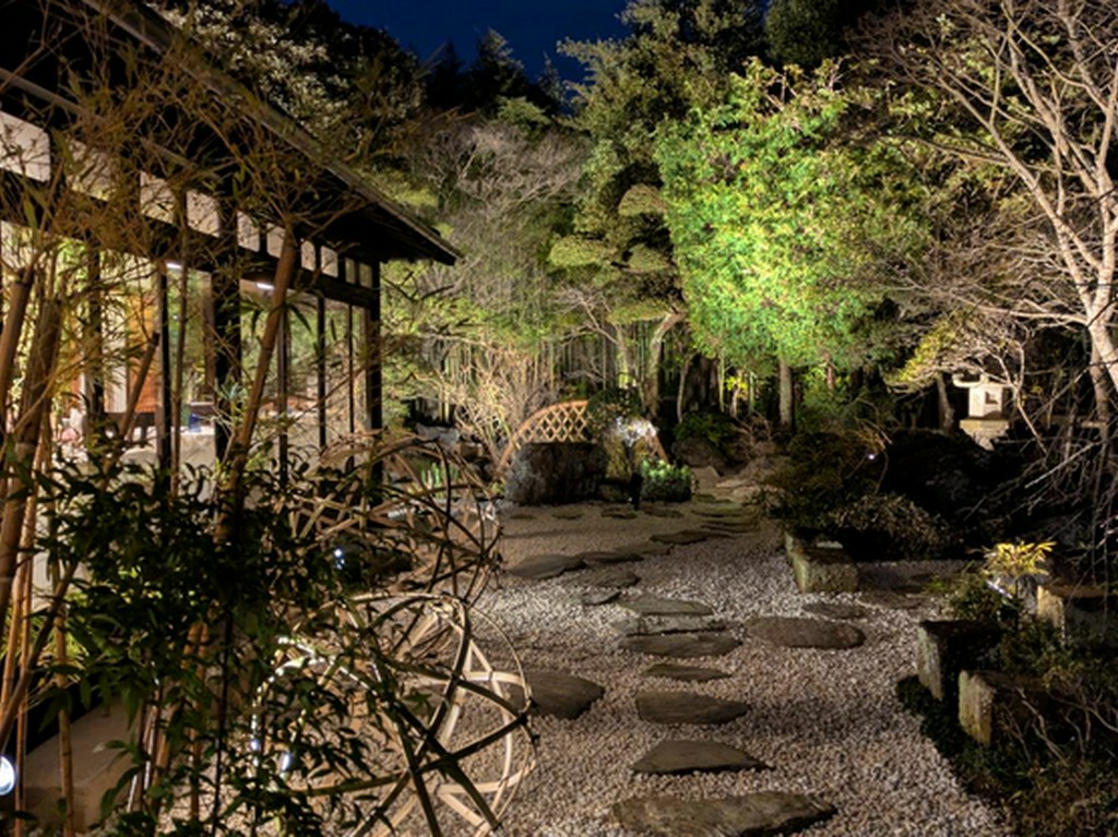 四季折々に表情を変える庭園を眺めながらの楽しいお食事を…。