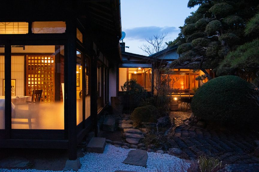 夕暮れ時の吉庭が照らす