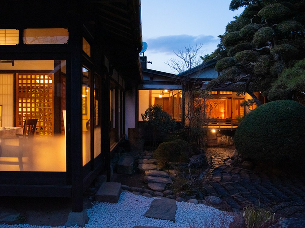 夕暮れ時の吉庭が照らす