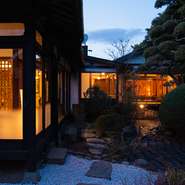 夕暮れから夜にかけ、庭園には照明が点灯。幻想的な空間を演出