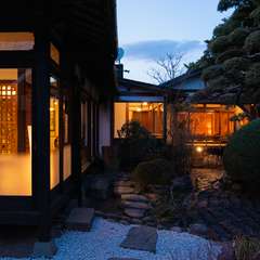 夕暮れ時の吉庭が照らす