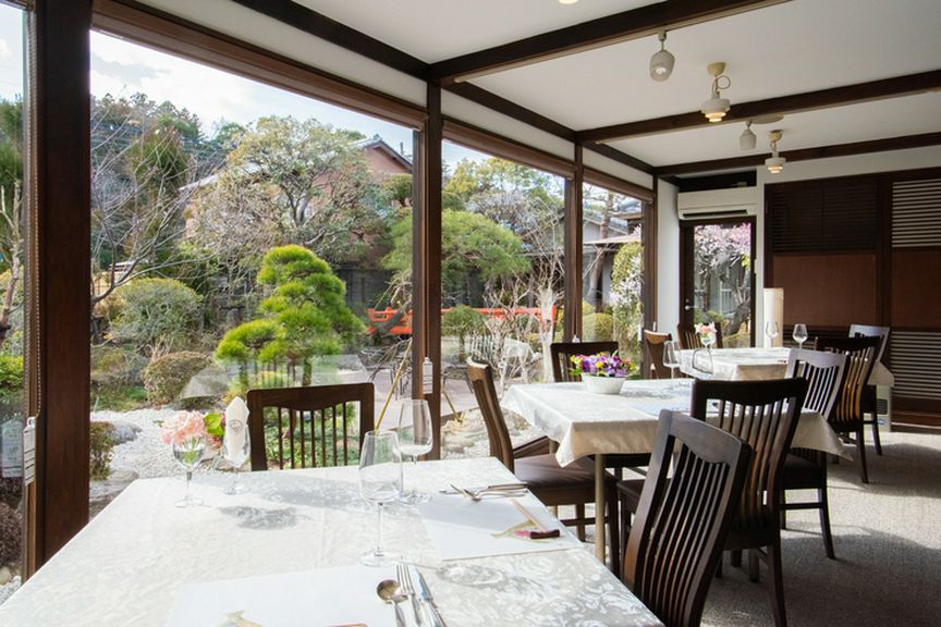 全てのテーブル席から日本庭園を望めます