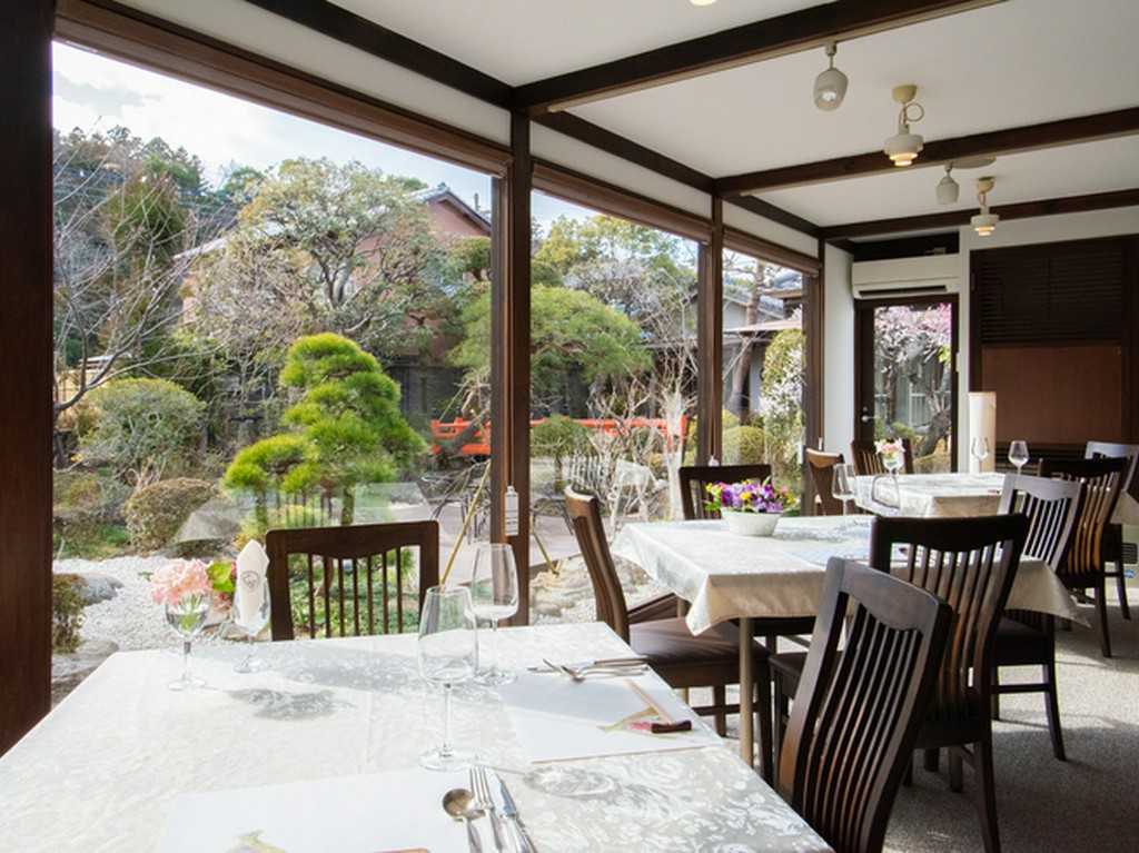 全てのテーブル席から日本庭園を望めます