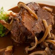 和牛のバラ肉を丹精込めて赤ワインで煮込んでおります。口の中でトロっととけてしまいます