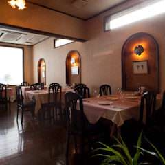 店内のディスプレー 絵や美術品は当店のお客様の作品です 