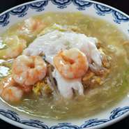 ぷりっぷりのエビの旨み、あっさり塩味あんの旨みが合わさる人気の逸品。