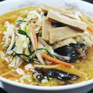 ニンニクが効いたスープはみそラーメンをうならせる。中華料理店が作る本格ラーメンを！