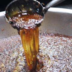 こだわりのラー油にも職人ワザあり