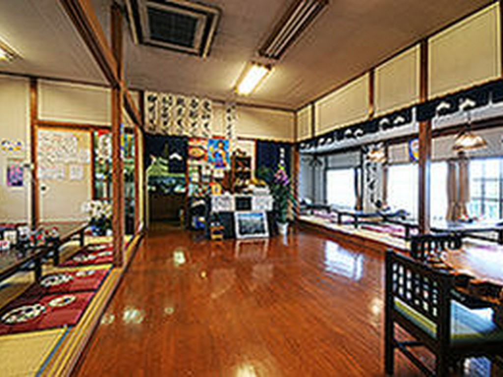 緑に囲まれ、季節の移ろいを感じながら、そば本来の味を楽しむ。